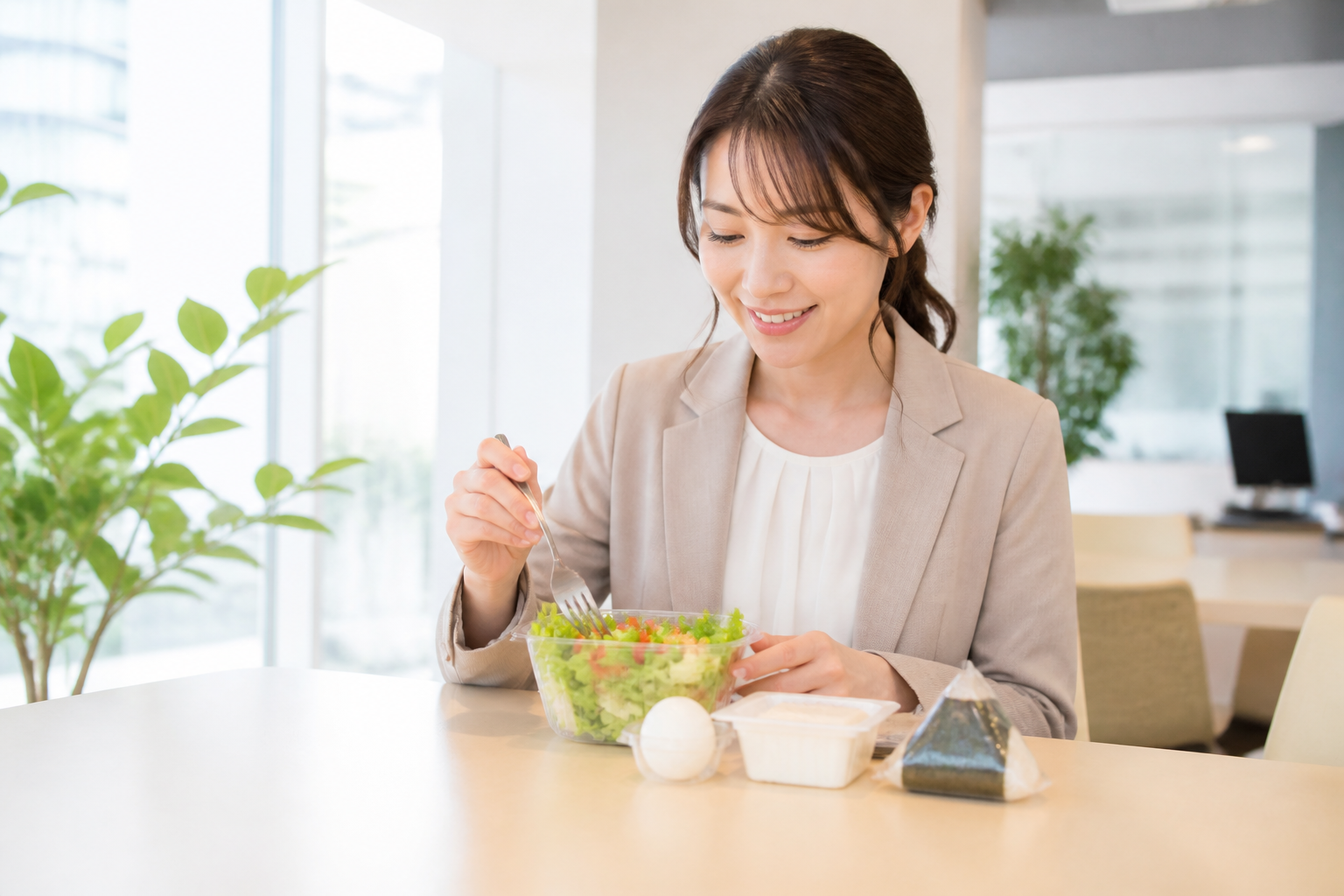 コンビニのサラダとたんぱく質食品を選ぶ女性